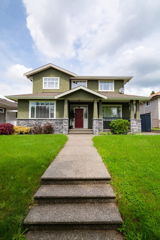camino de hormigon sombreado la entrada principal de una casa residencial (1)